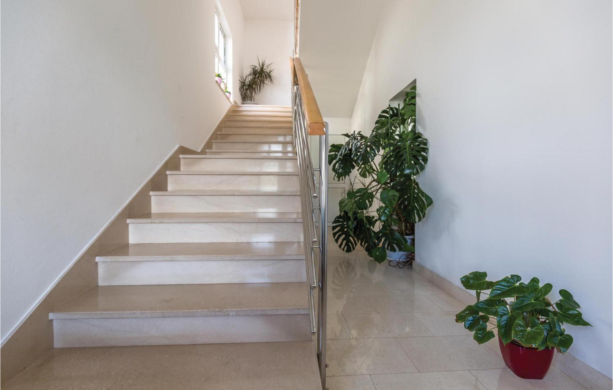 1 Bedroom Stunning Apartment In Makarska Exterior foto